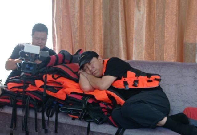  邓超晒出|邓超晒新照透露新综艺《哈哈哈哈哈》嘉宾，打工赚钱众人累到瘫软