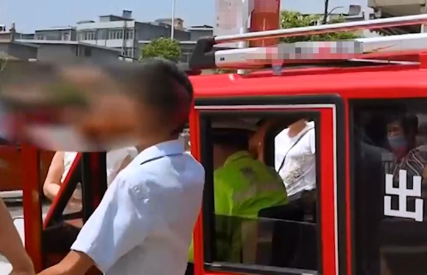  老公|女司机违停被罚，把老公喊来“撑腰”，下一幕交警避之不及