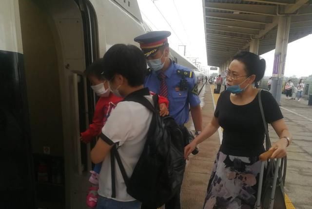  到西安北|男子将1.5万元无密存单落在动车上 列车长找到后亲手送还