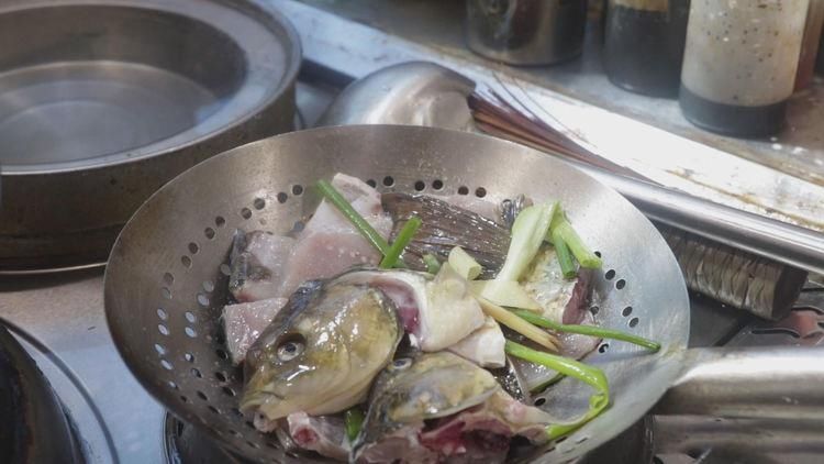 鲜辣|大厨分享线椒焖鲤鱼的经典做法,鲜辣开胃无腥味,好吃又下饭