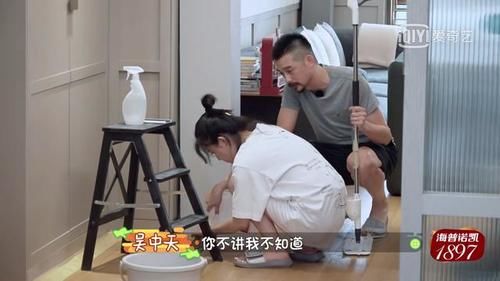  杨子姗|杨子姗洁癖多严重？工作人员穿无菌服进家门，几十人挨个消毒