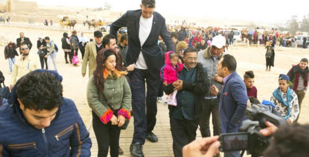 姚明|姚明站他旁边变1米7?世界第一巨人太高了,站着就能扣篮!