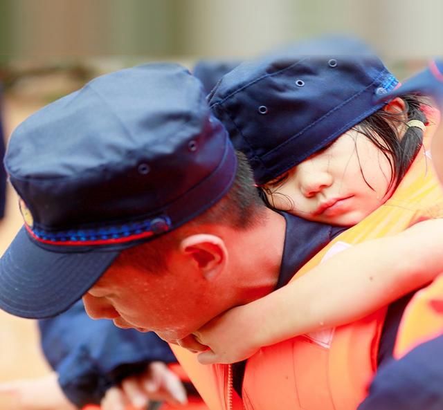 困围|被洪水困围女孩趴消防员背上睡着：就算大雨把整座城市倾覆，我会给你怀抱