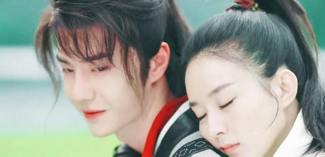  冯绍峰|杜华当众提冯绍峰前女友名字，赵丽颖只说了两个字！秒登热搜第三