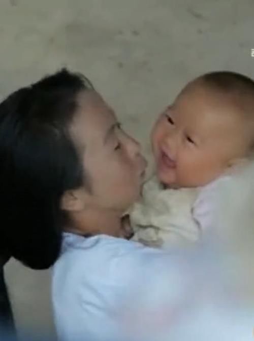 女嫁|24岁1米2袖珍女嫁52岁老公,3年不理父母,其中有什么隐情