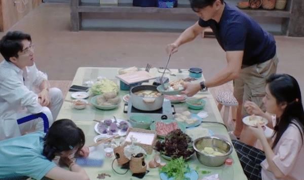  郑爽|吃火锅谭松韵张新成夹肉吃，谁留意郑爽的碗？佩服她的自律