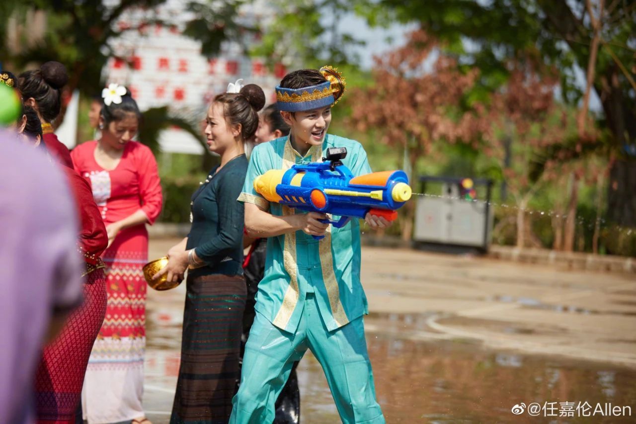  信心|何炅帮忙cue《锦衣之下》，任嘉伦有话要说