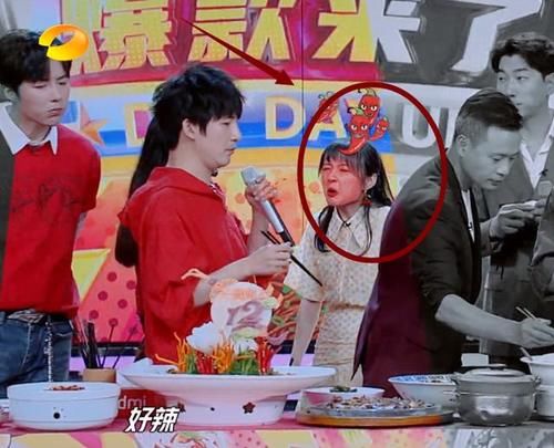  家都|上节目，刘宇宁站赵丽颖身后，谁注意他手在干啥？真当没女粉