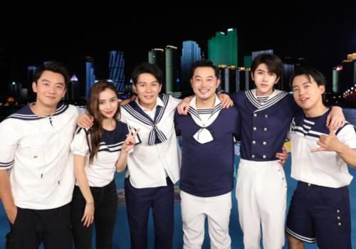  关注|郑恺发文回忆跑男100期，晒合照尽显温馨，我却在关注他身边的苗苗