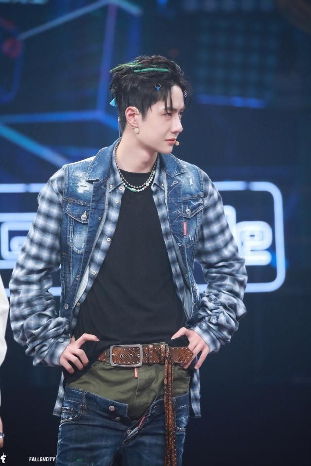  表情包|王一博造型引热议，新裤子设计好怪，想帮耶啵提裤子的每一天