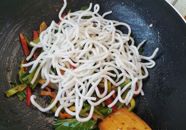白露|今天白露,这道粉做给家人吃,配上时令菜炒一炒,爽滑筋道很下饭