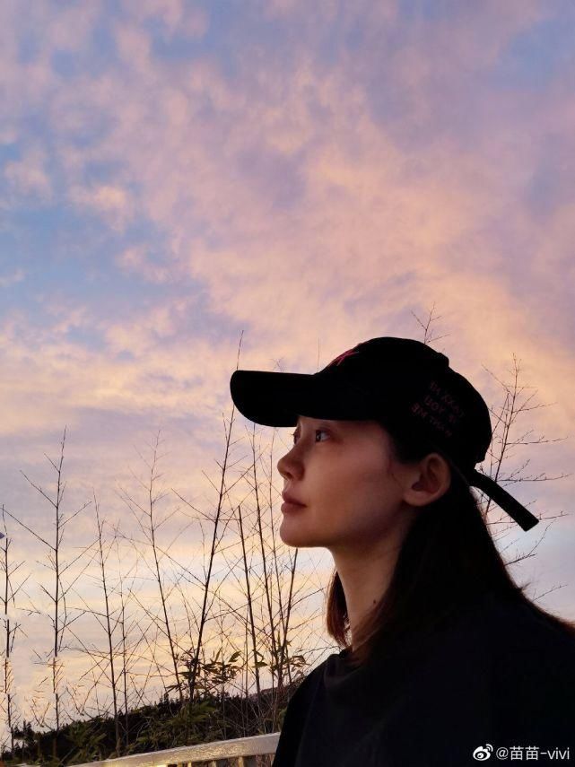  出镜|苗苗晒老公郑恺视角照秀恩爱，素颜出镜天鹅颈优越，景美人更美