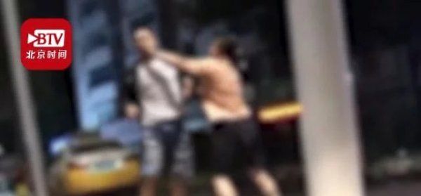 沈阳|沈阳一女子开车捡手机致3车追尾,丈夫到场后对其拳打脚踢、当街追打……