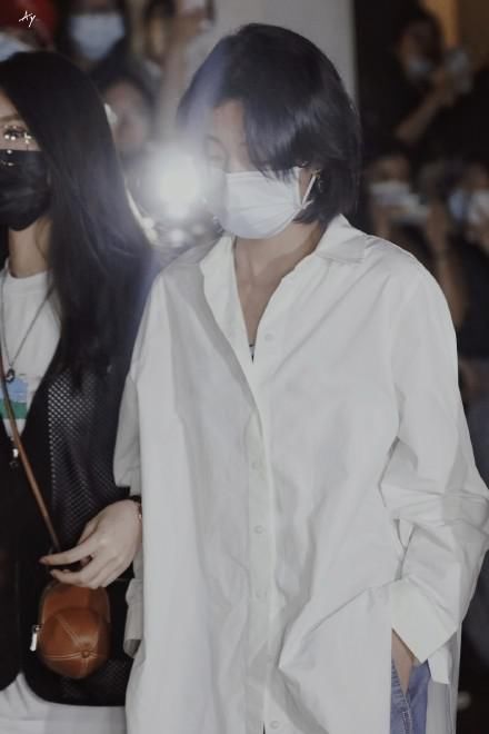  队友|yamy录音事件后现身，队友左右护送