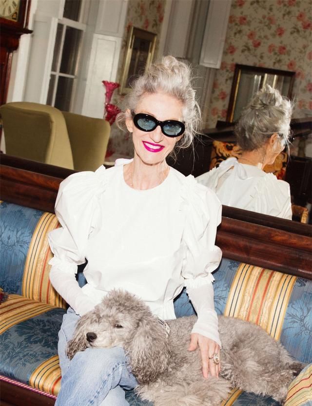  黑色|“最时髦老奶奶”走红，遛狗被抓拍成时尚达人，网友：穿得比我潮