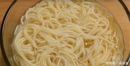 们在对面|煮面条时,用开水或冷水煮都不对!教你正确做法,面条筋道又弹口