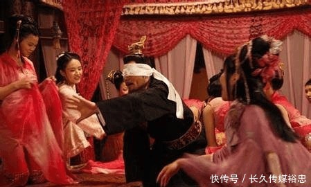 古代炫富第一人, 用钱铺地, 用人乳喂养乳猪