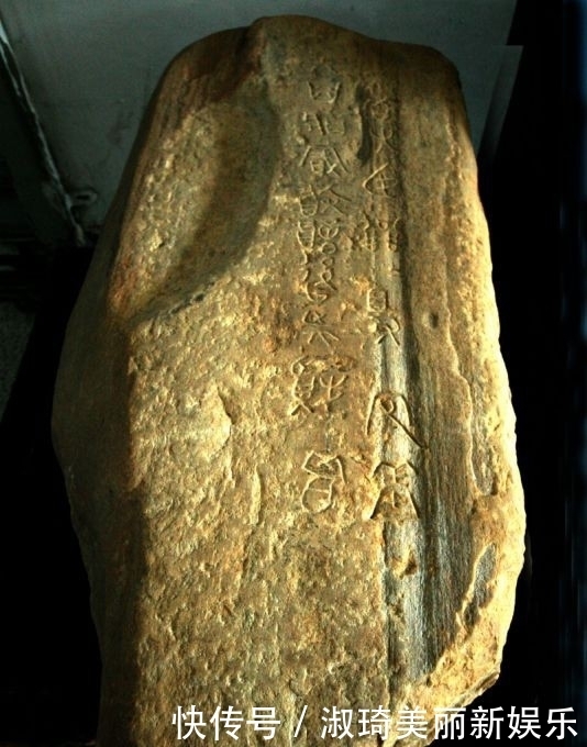 中国|暴雨冲出中国最早的石刻文字,刻有19字,却揭开了2000年神秘古国