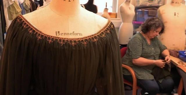 历史|蒙娜丽莎的后代现在什么样？摄影大叔找到无数名人后代给他们重拍祖辈的画像，太神了！