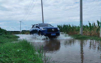 行驶|暴雨过后，行驶在水路上的长城炮