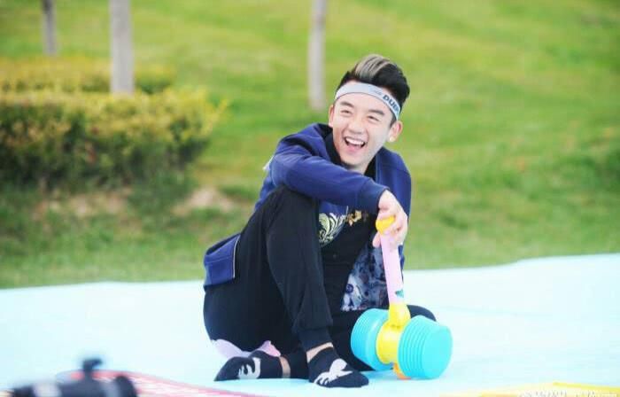 避嫌|跑男杀青:六人合照,杨颖好像全身都在“抗拒”,郑恺机智避嫌