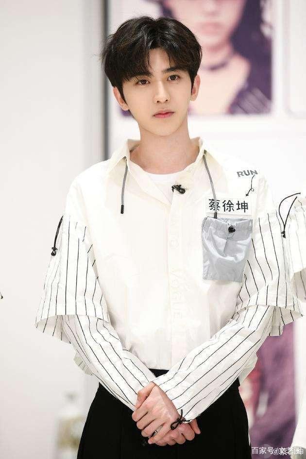  李晨|跑男合照42岁李晨P图太猛比蔡徐坤还嫩，网友调侃滤镜比城墙还厚