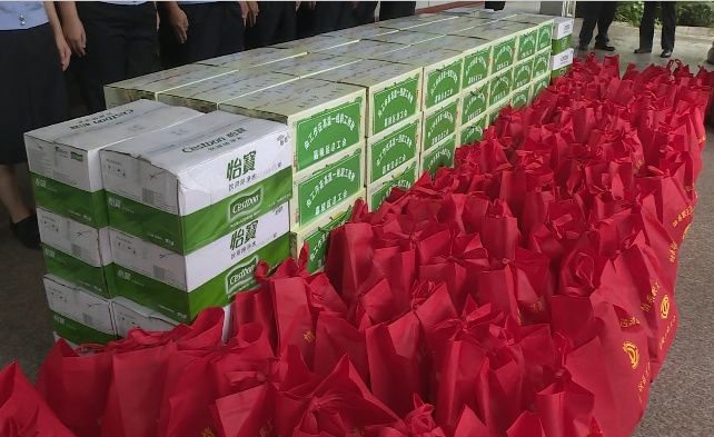  竟然|啥操作？今天下午的南充嘉陵这几个领导竟然给这些人送起了礼物！