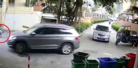  毫无|痛心！男童地下车库入口处遭碾压 司机毫无察觉驶入车库