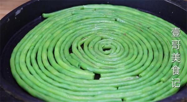  上桌|一把豆角，3个鸡蛋，学会这样做，比吃肉还香，每次上桌就扫光