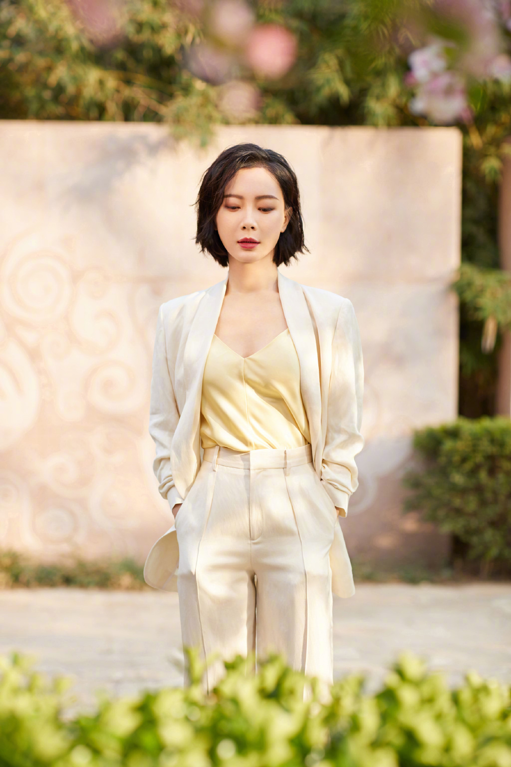  拿到|陈数不愧是拿到瑜伽教练员证书的人，43岁穿撞色裙，优雅极了