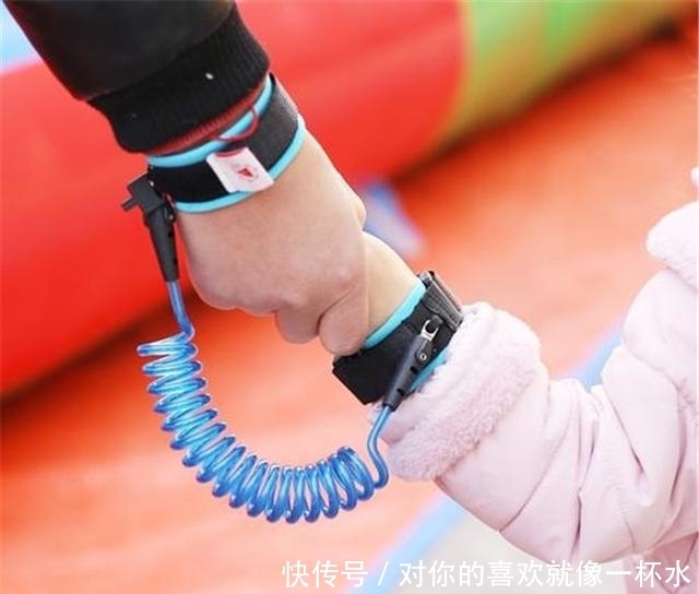  家长|3岁女娃跟父母走散，当她说出爸爸的名字后，好心民警忍不住笑了