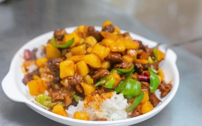 桌椅|店内坐不下,门口搬桌椅来吃!丰储街的这家盖浇饭火了13年!