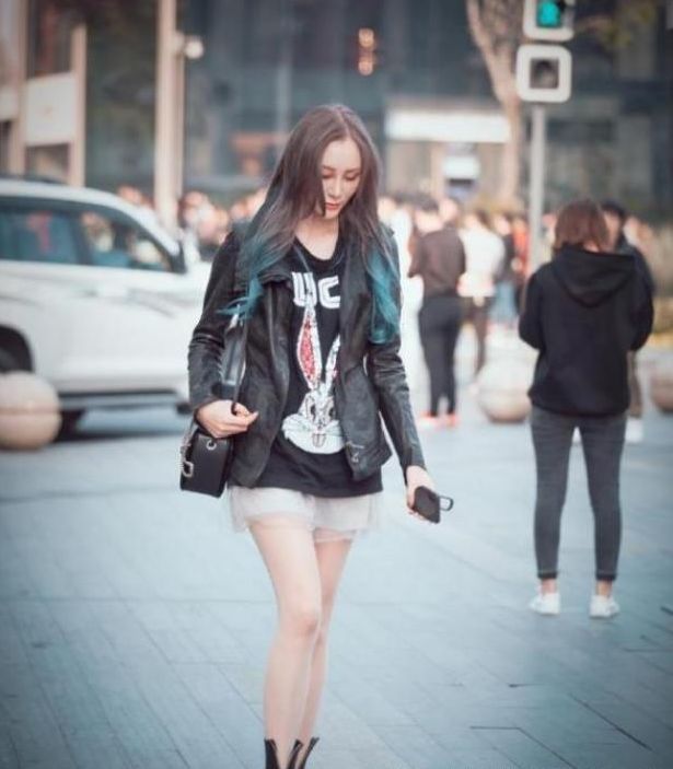衣服|街拍:黑色衣服搭配长筒靴,穿出了气质,长相也成熟迷人