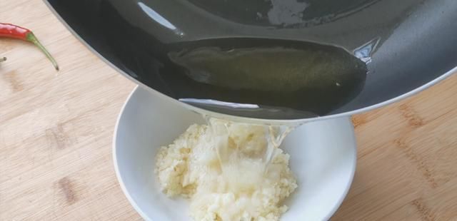 花甲|花甲除了炒还能怎样吃?加半个洋葱教你新吃法,喷香好吃到想舔盘