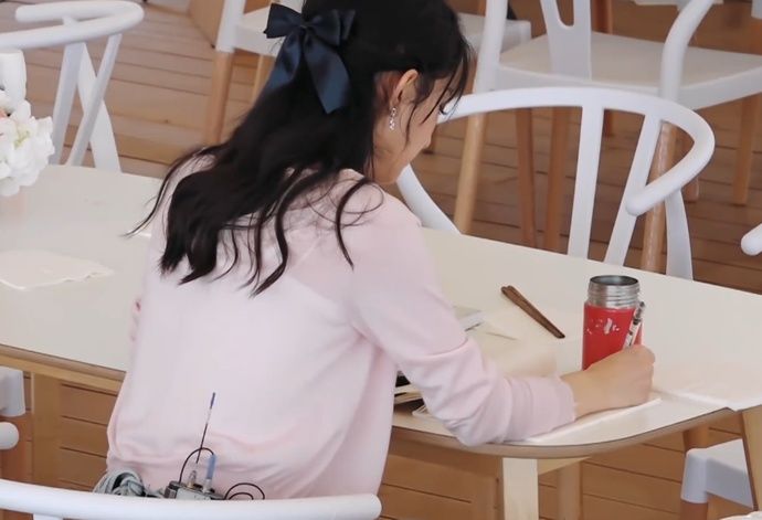  赵丽颖|中餐厅：赵丽颖在算账时，谁注意一旁保温杯？也太接地气了！