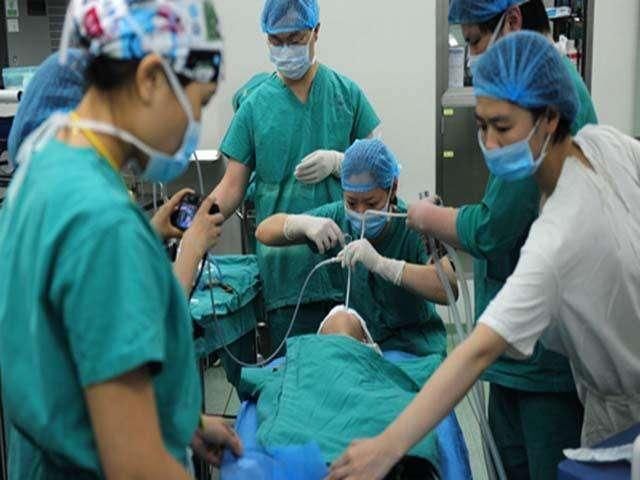 常备|孩子好奇偷喝，被医生抢救4个多小时，这个东西夏季很多家庭常备