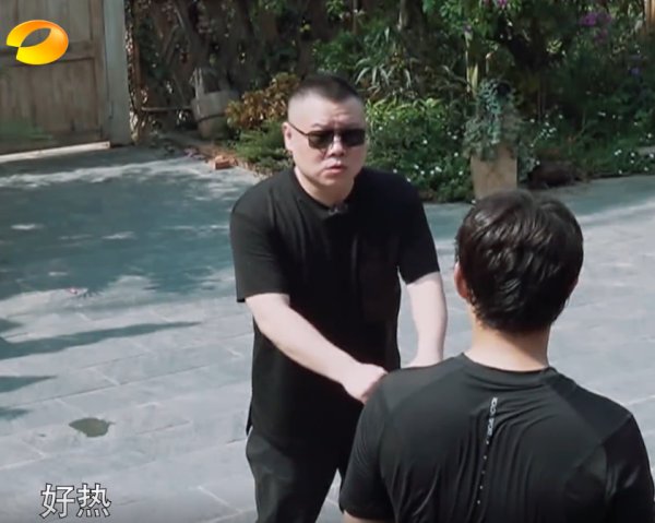  欺软怕硬|黄磊欺软怕硬？巴图和岳云鹏做客蘑菇屋，一个干活，一个睡觉