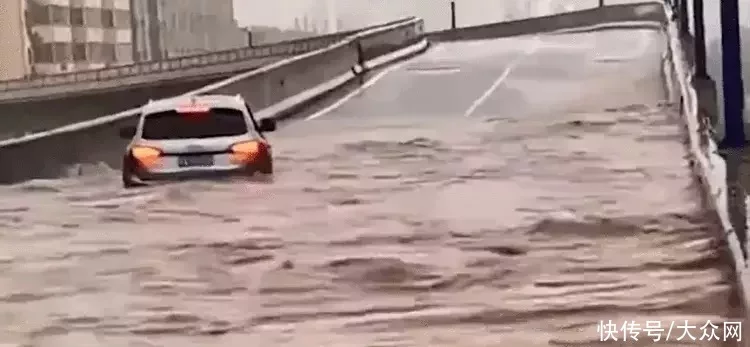 河南三门峡遭暴雨袭击：水漫街道，轿车冲上山坡