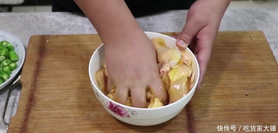  鸡肉|炒鸡新做法，加几个青椒，鸡肉鲜嫩，好吃下饭