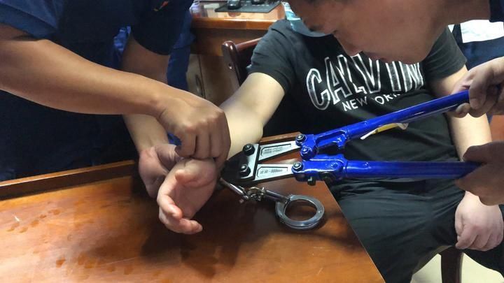  嫌犯|喂，119吗？我是110……嫌犯的手铐打不开了