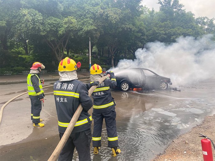  车辆|事发柳州！两天内连续两起车辆自燃......