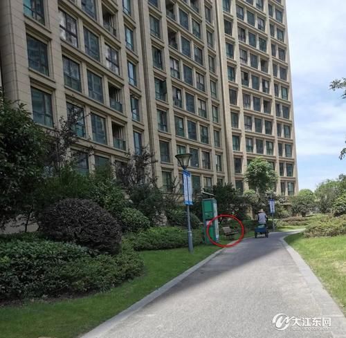  张女士|大江东琅琴湾小区一百天婴儿在自家楼下，被天降的烟灰杯砸了！所幸…