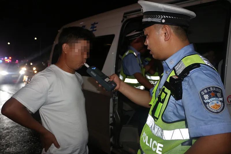  大队|榕江交警开展酒驾行动，助推省级文明县城创建