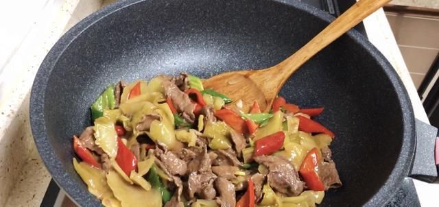 做法|教你这样炒牛肉，嫩滑又不柴，开胃又下饭，做法超简单