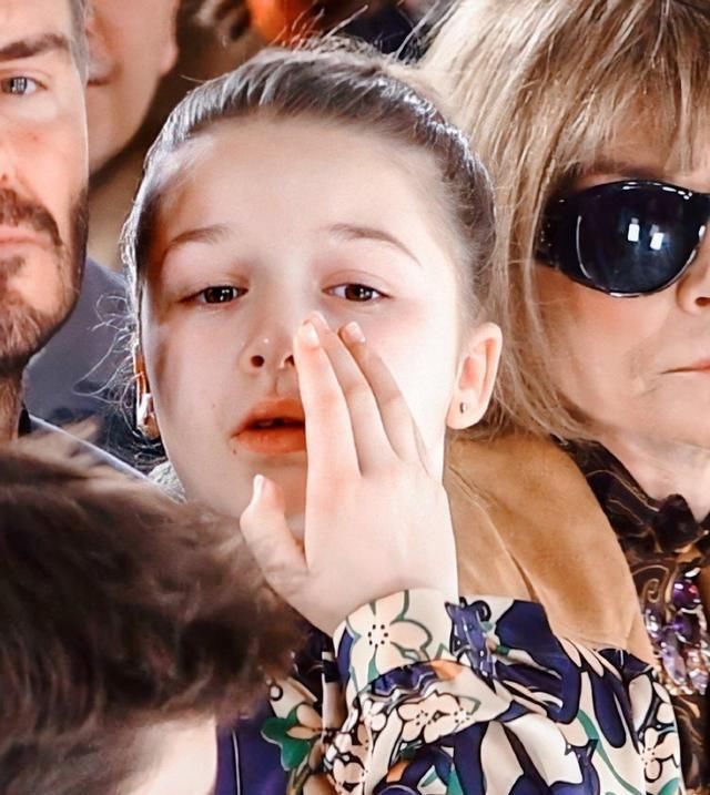  成熟|贝嫂晒小七穿热带印花裙美照，却被指责太成熟，让她丢了纯真感