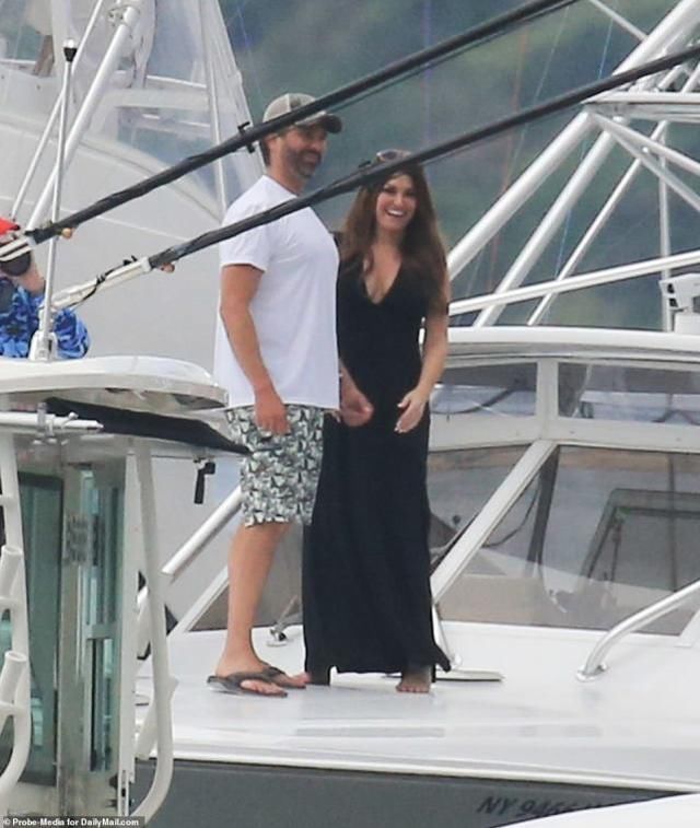  游船|特朗普26岁小女儿久违现身，大腹便便为父筹款，人挨人却不戴口罩