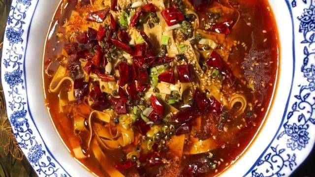 豆瓣酱|水煮干豆腐,配以万能的火锅底料和豆瓣酱调的汤底,吃着比肉香!
