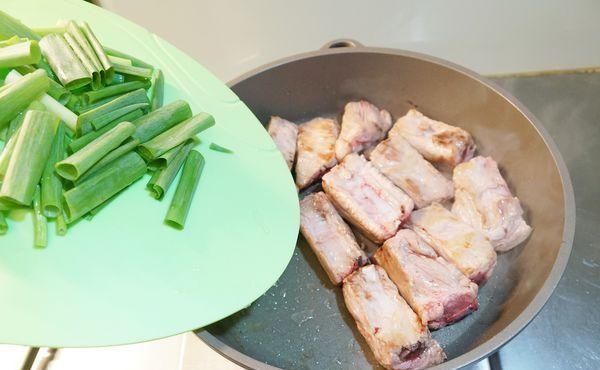  绍兴酒|做排骨时，有人先焯水有人直接炖，老厨子：全不对，教你正确做法