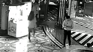  女子|女子KTV唱歌正嗨，陌生人突然冲进包厢：真难听别唱了！