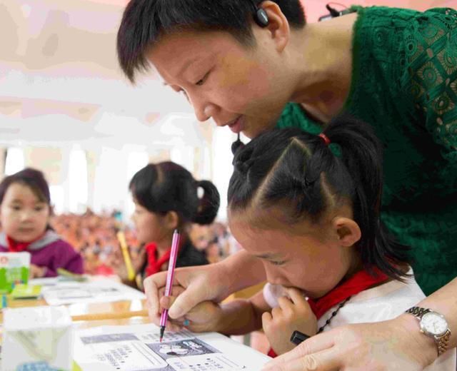  女儿|公交车上女儿喊肚子疼，妈妈低头后果断叫停司机，全车人：佩服